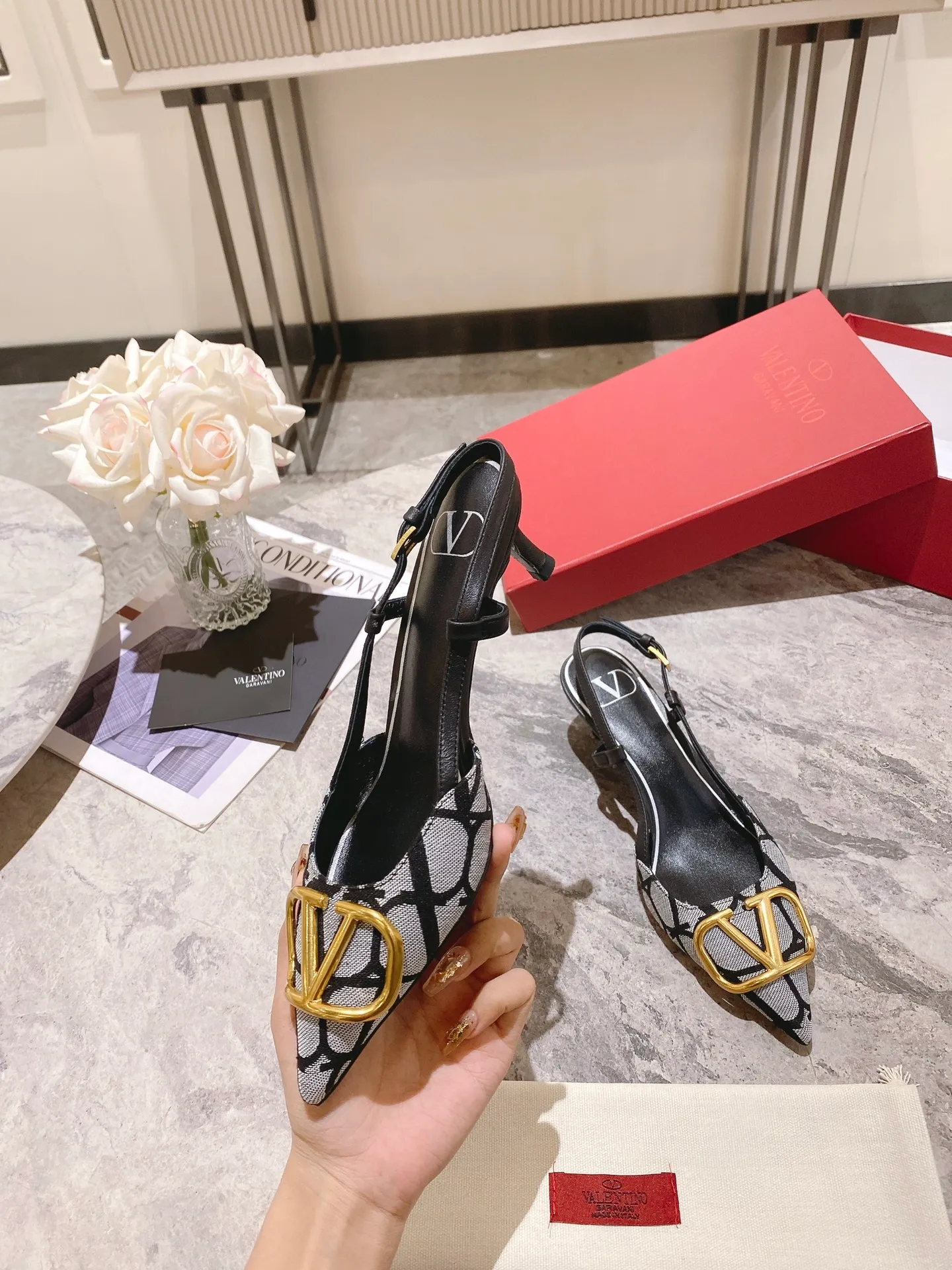 👟👟Ex-factory price 440👟👟 Genuine leather sole +40 Top version 𝑉𝐴𝐿𝐸𝑁𝑇𝐼𝑁𝑂 Valentino 2023 spring and summer new women's 5⃣️color empty back sandals The unique [V logo fabric printing pattern] brings out a full sense of high-end, and the new season will live up to expectations! Worth buying★Absolutely high-grade❥Original method, Absolutely sensual❥Elegant style, creating a different feeling, simple and elegant style!  Code number: 35-41 (34-42 customized) Fabric: Fabric printed cloth Lining: Sheepskin lining Heel height: 3 options 5cm-8cm-10cm Leather outsole Rubber outsole